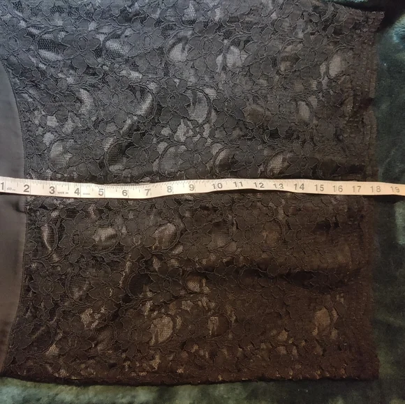 NWOT, black lace skirt by Chinese Laundry, unique back zipper, pristine! - Picture 6 of 7